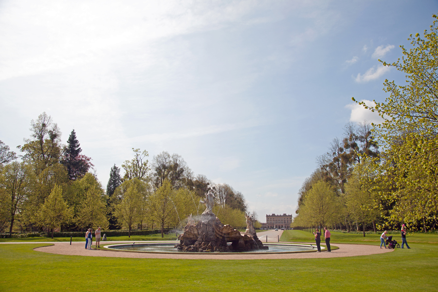 The fountain with house behind