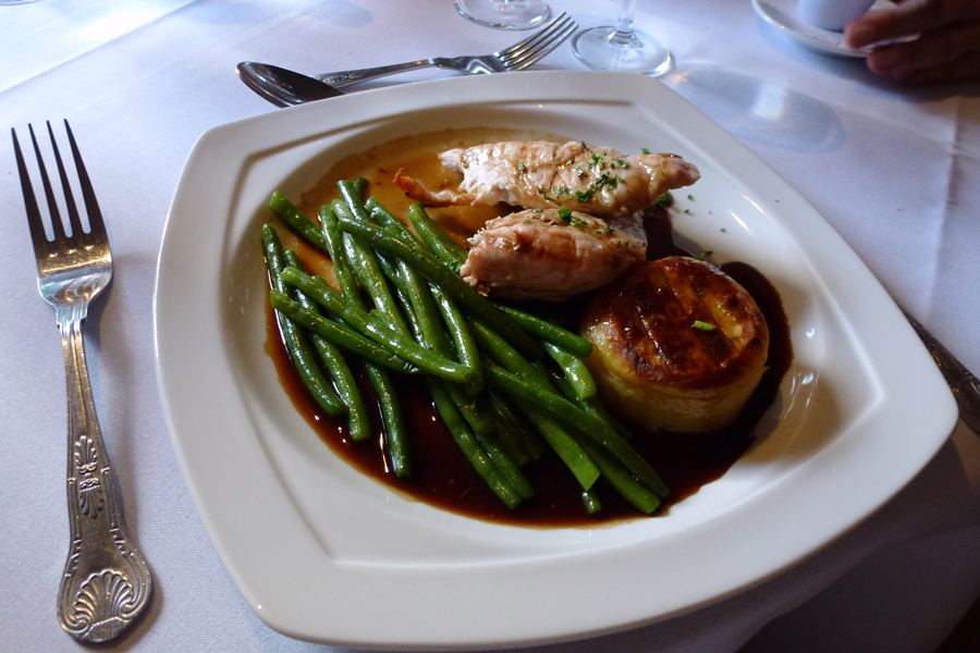 Baked breast of chicken with potato and green beans