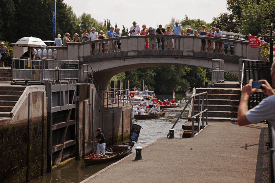 Crowds on the bridge