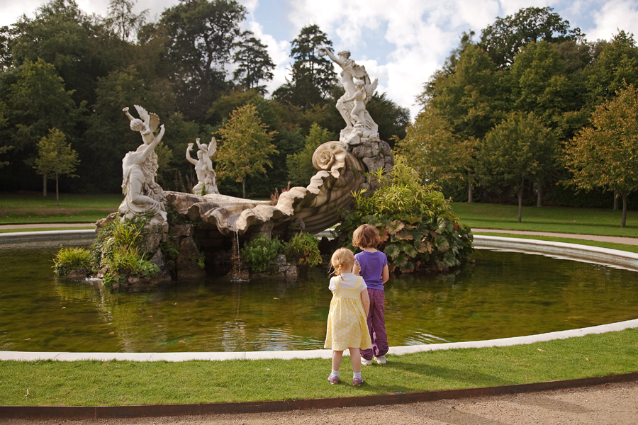 Rebekah and Holly by the fountain